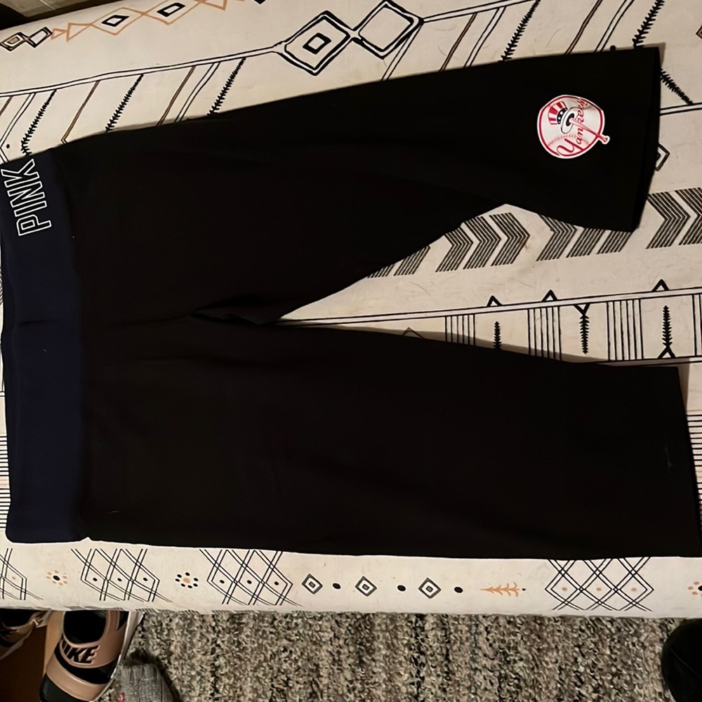 PINK New York Yankees capri